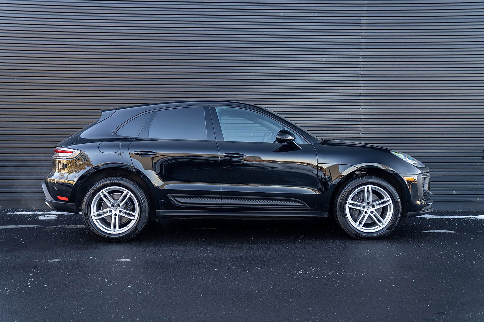 Certified 2025 Porsche Macan AWD/4WD image 27
