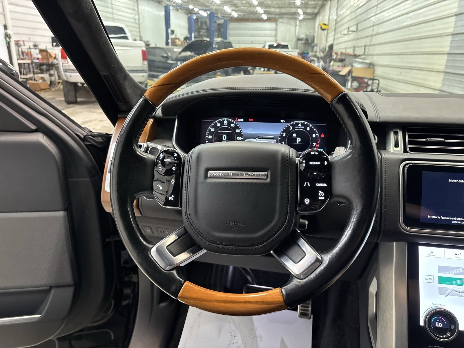 Used 2018 Land Rover Range Rover Autobiography image 15
