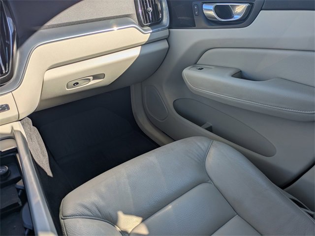 Used 2018 Volvo XC60 T6 Momentum w/ Convenience Package image 18