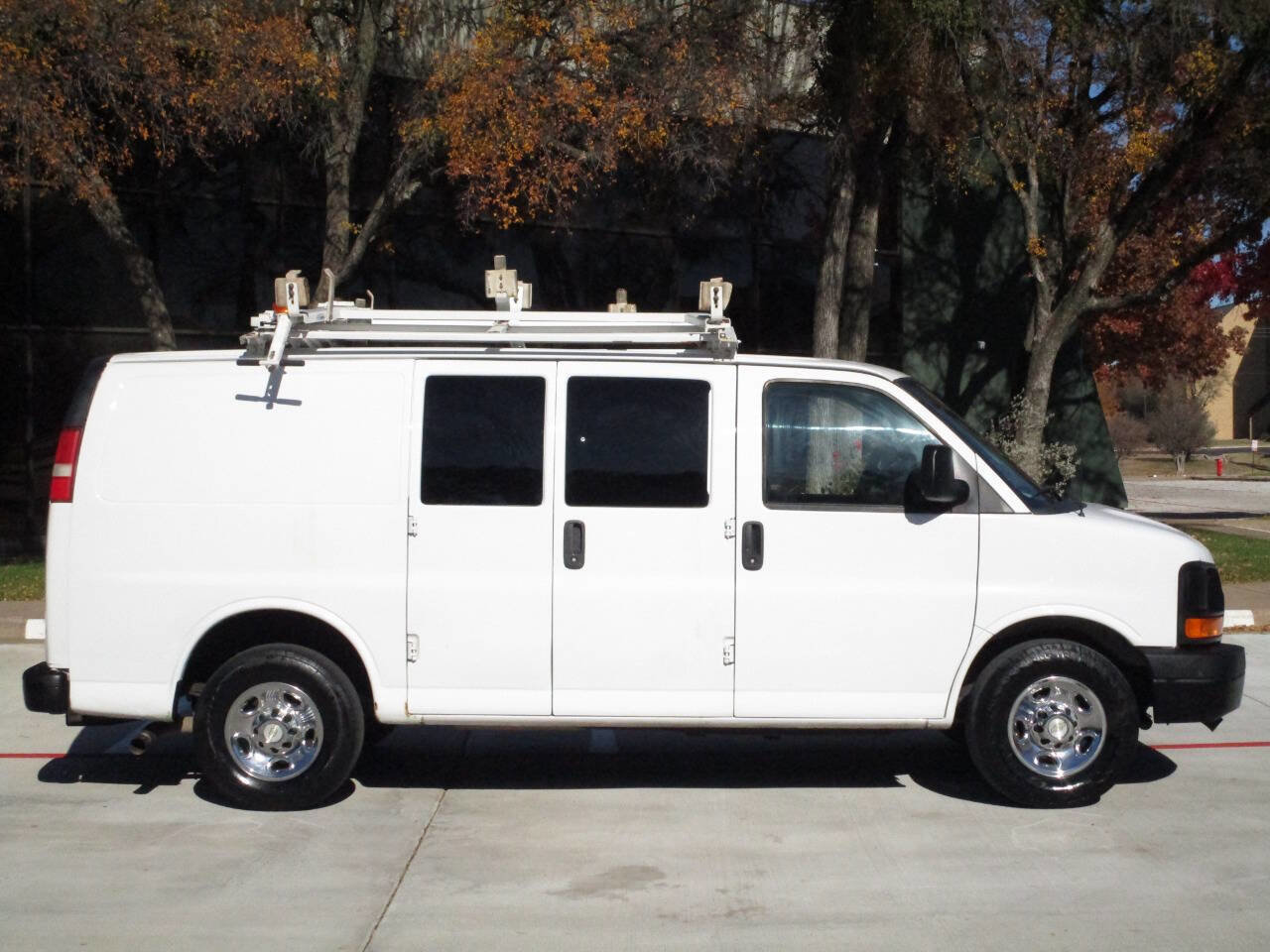 Used 2010 Chevrolet Express 2500 image 3
