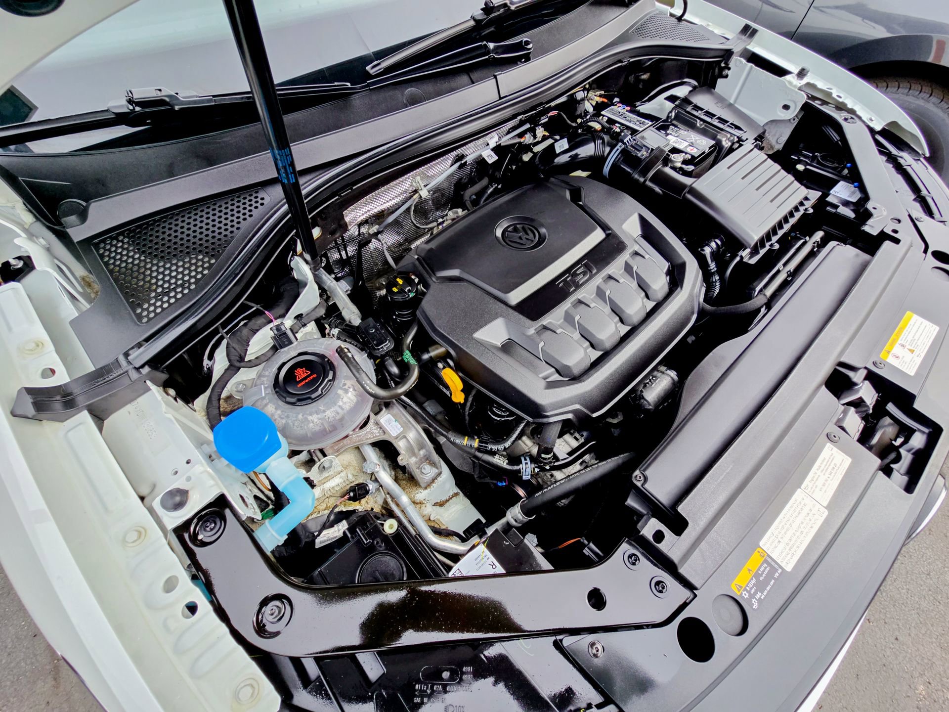 Used 2022 Volkswagen Tiguan SE R-Line image 32