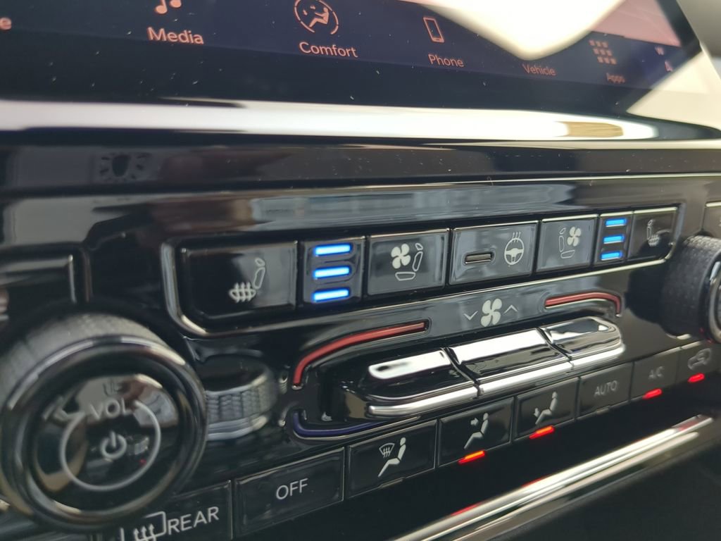 New 2025 Jeep Grand Cherokee Limited w/ Luxury Tech Group II image 8