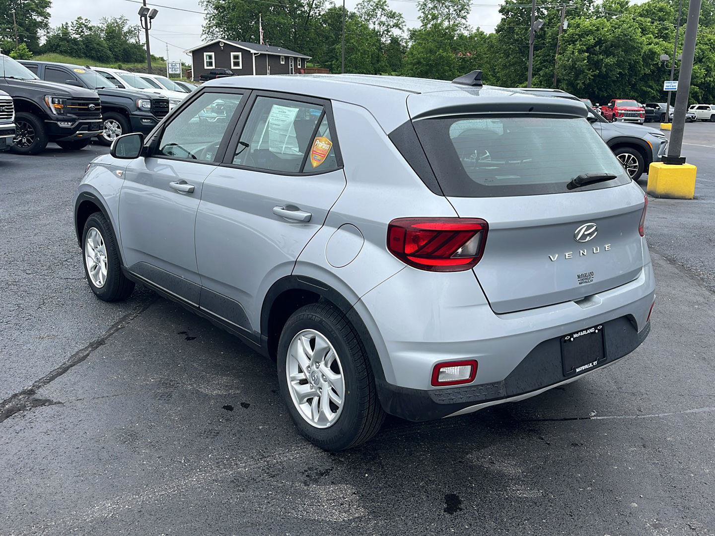 Used 2021 Hyundai Venue SE FWD image 3