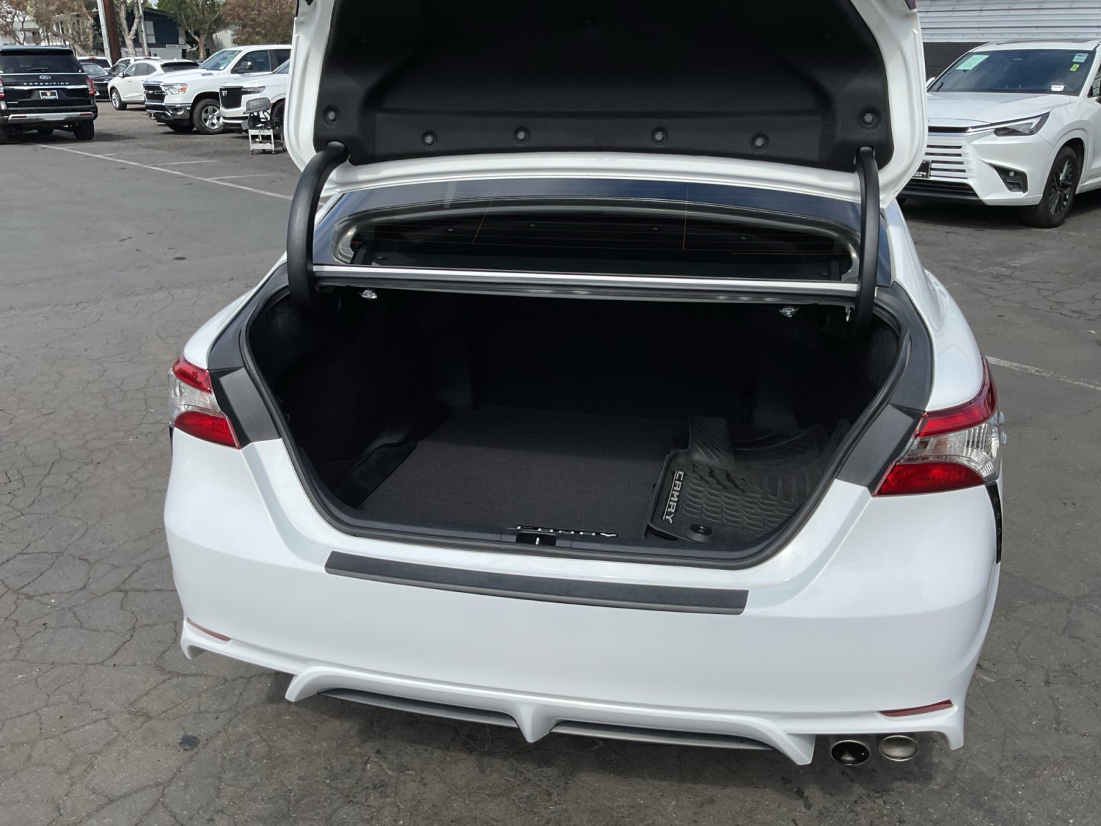 Used 2019 Toyota Camry SE FWD image 26