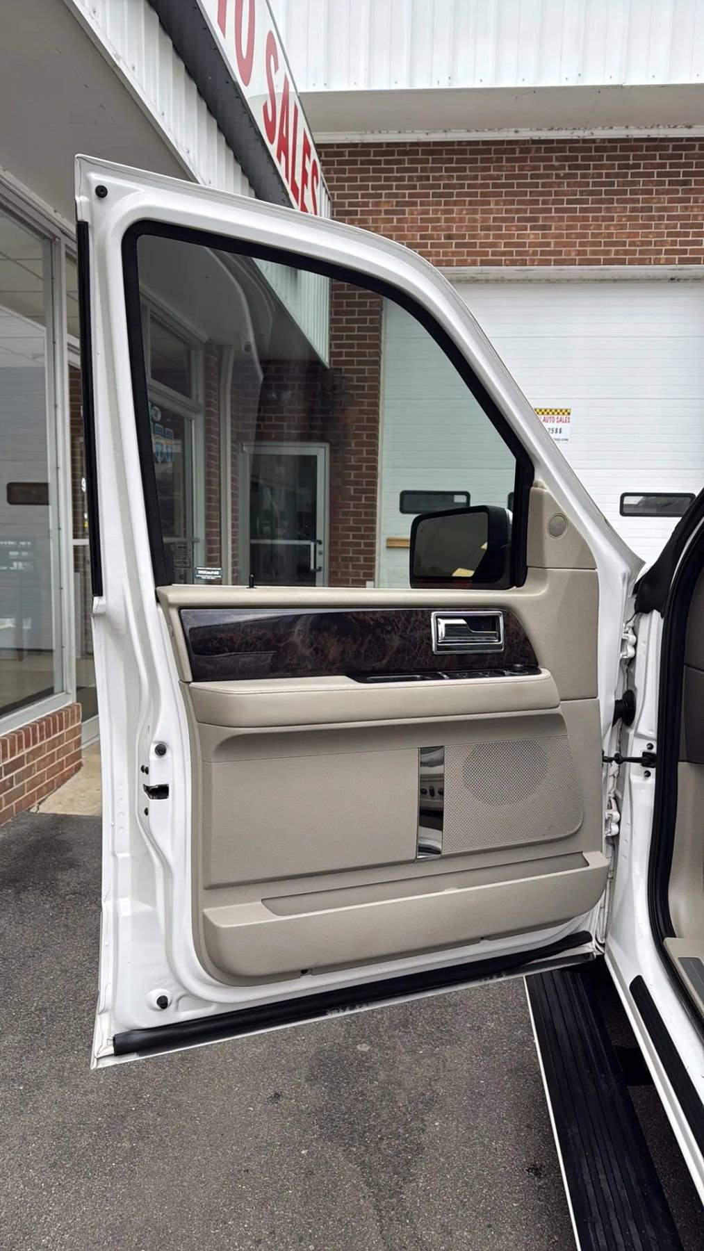 Used 2016 Lincoln Navigator Select image 18