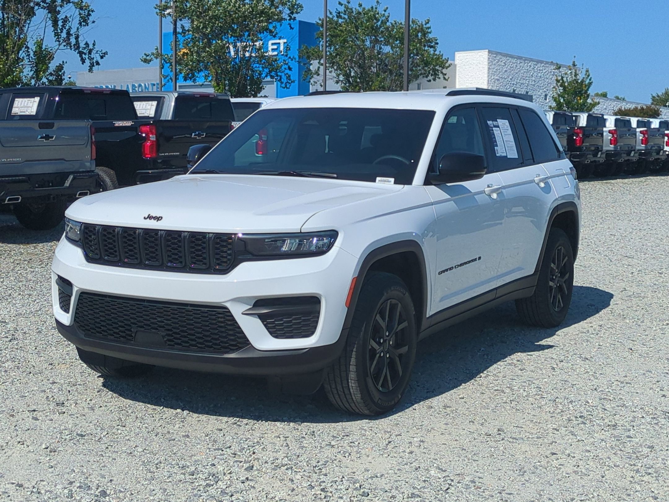 Used 2025 Jeep Grand Cherokee Altitude AWD/4WD image 5