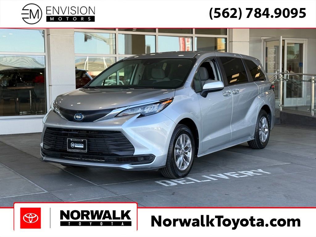 Used 2024 Toyota Sienna LE image 1
