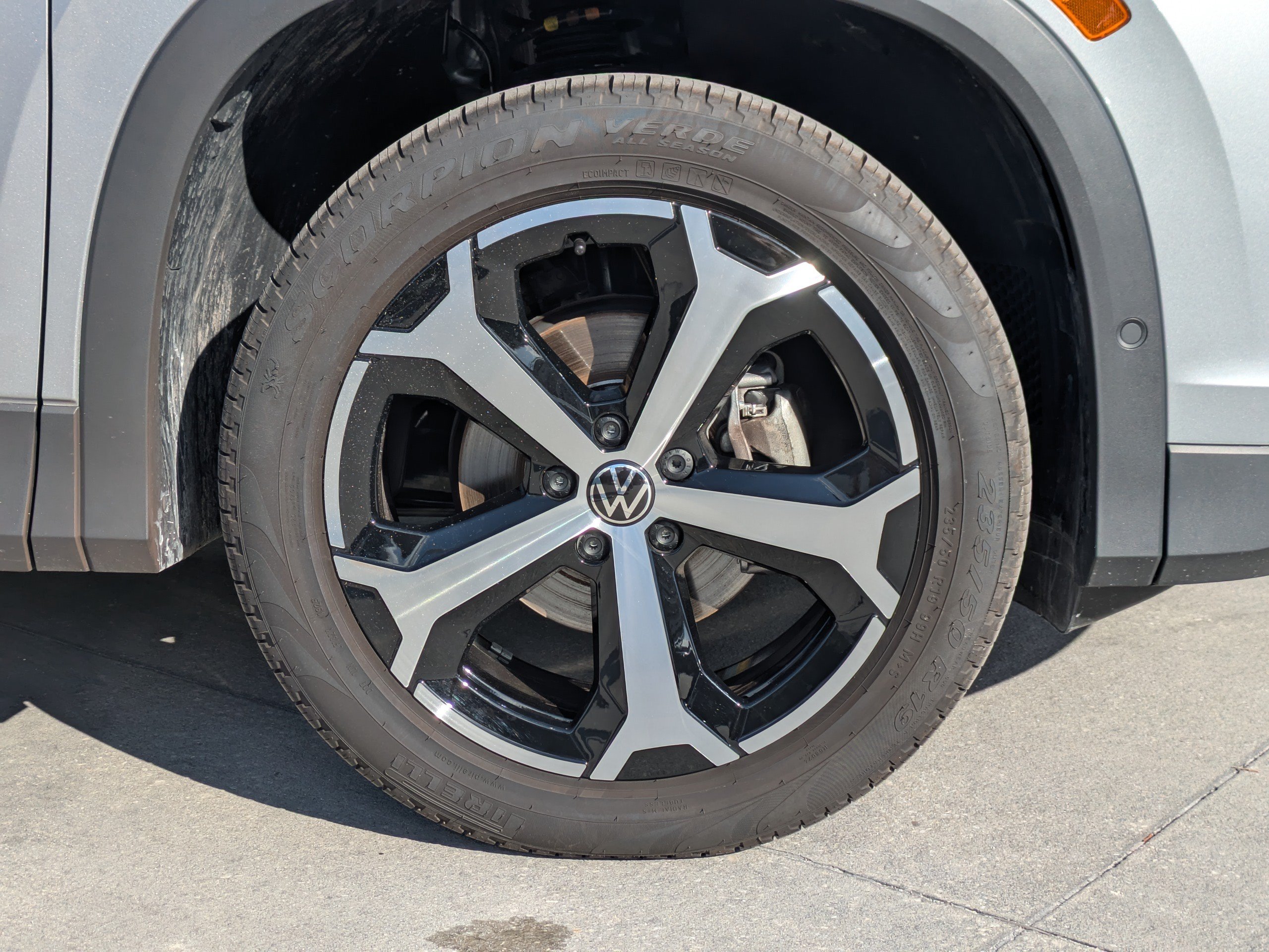 Certified 2025 Volkswagen Tiguan SE FWD image 10