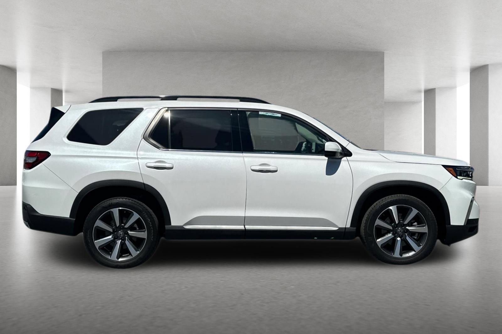 Certified 2025 Honda Pilot Touring image 3