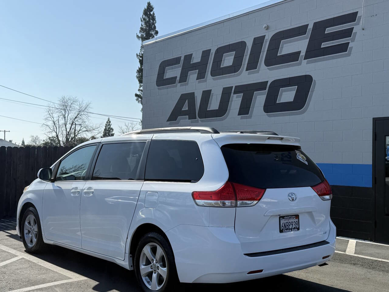 Used 2012 Toyota Sienna LE image 25