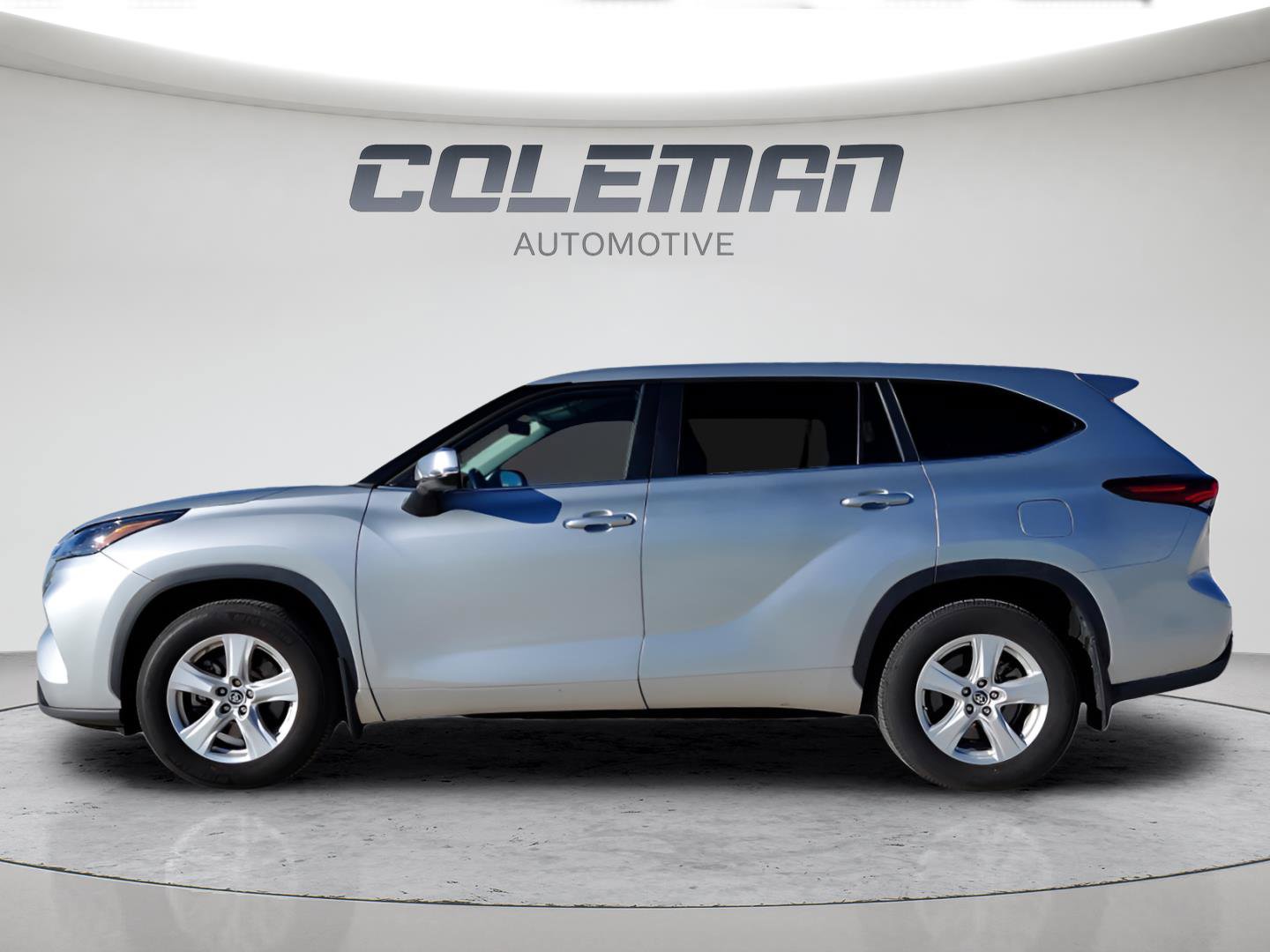 Used 2024 Toyota Highlander LE image 2