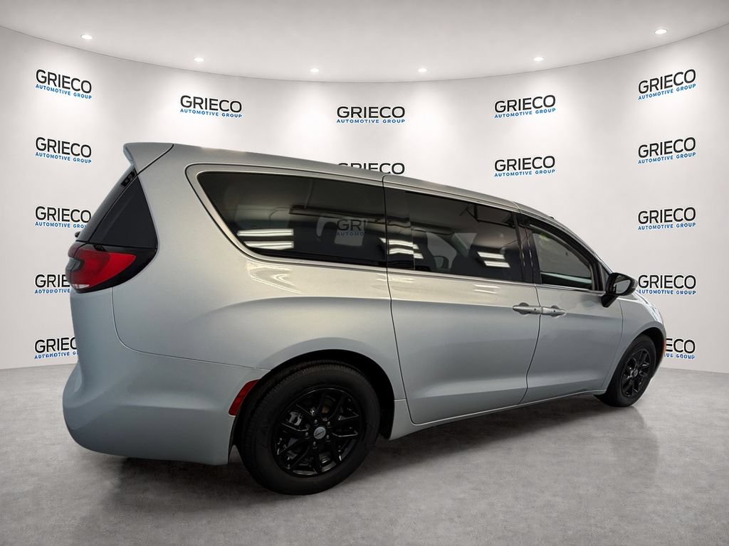 Used 2023 Chrysler Pacifica Touring-L FWD image 11