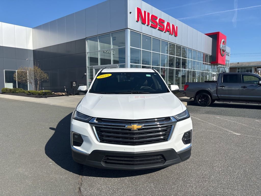 Used 2023 Chevrolet Traverse LT w/ Rear Camera Mirror Package image 2