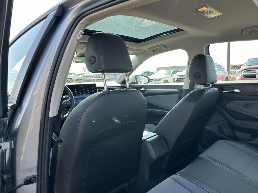 Used 2025 Volkswagen Jetta SE w/ Sunroof Package image 16