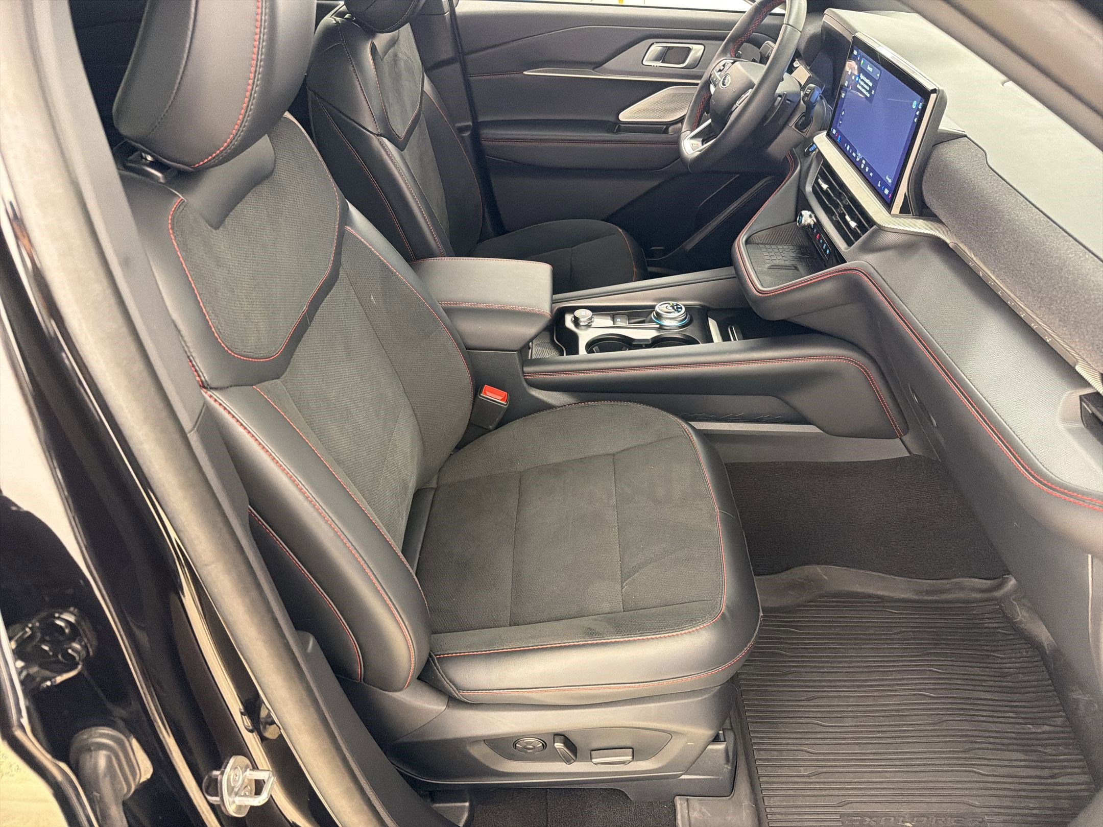 Used 2025 Ford Explorer ST image 30