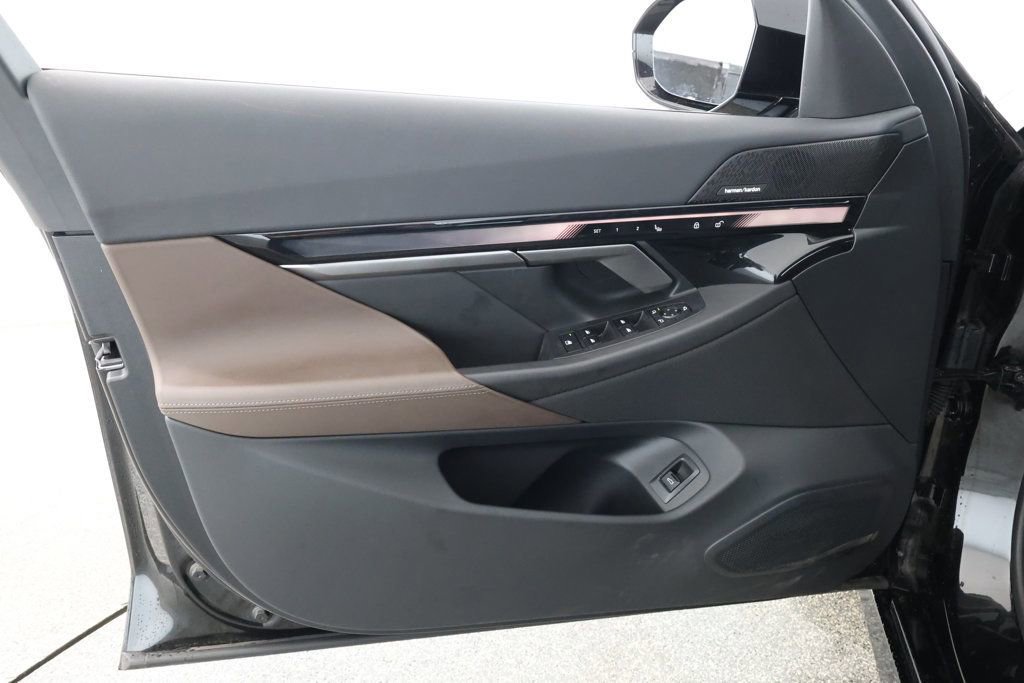 Used 2024 BMW i5 eDrive40i w/ M Sport Package image 11