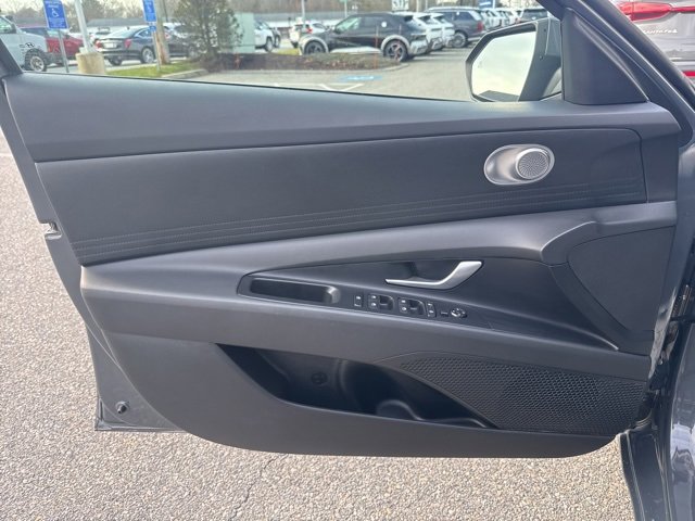 Certified 2025 Hyundai Elantra SE image 12