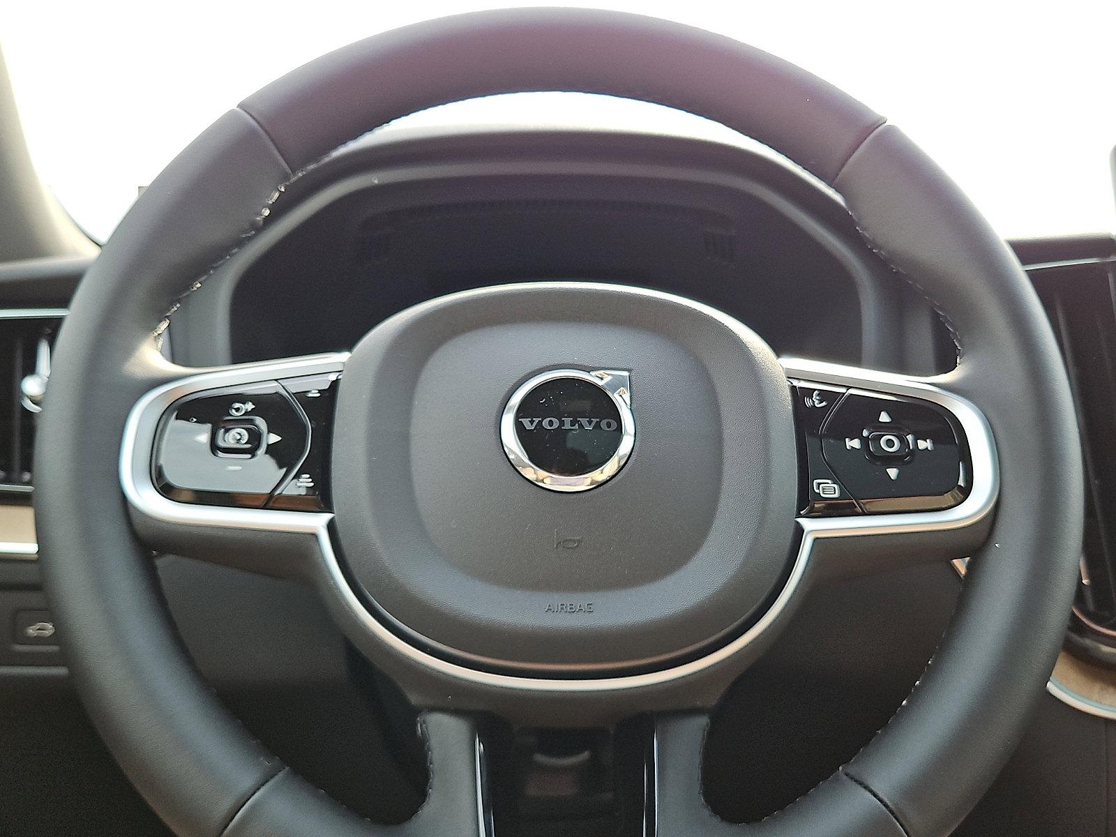 New 2026 Volvo XC60 B5 Plus w/ Protection Package Premier AWD/4WD image 18