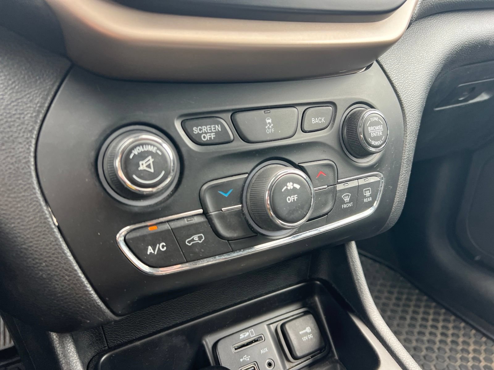 Used 2015 Jeep Cherokee Latitude w/ Cold Weather Group AWD/4WD image 16