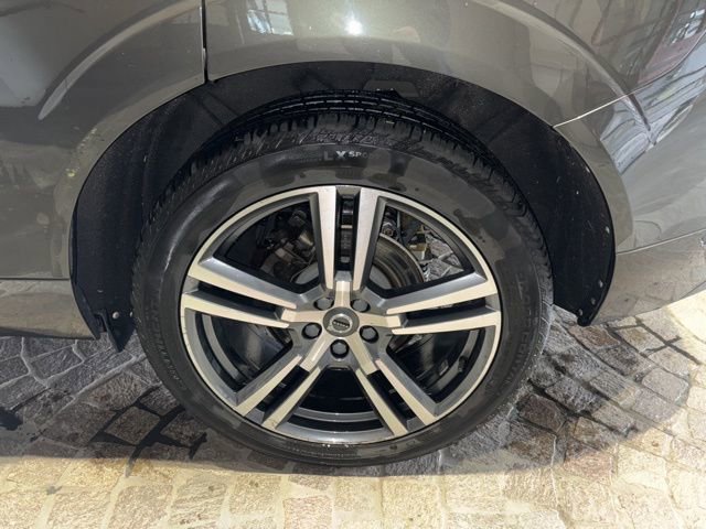 Used 2018 Volvo XC60 T5 Momentum w/ Vision Package image 32