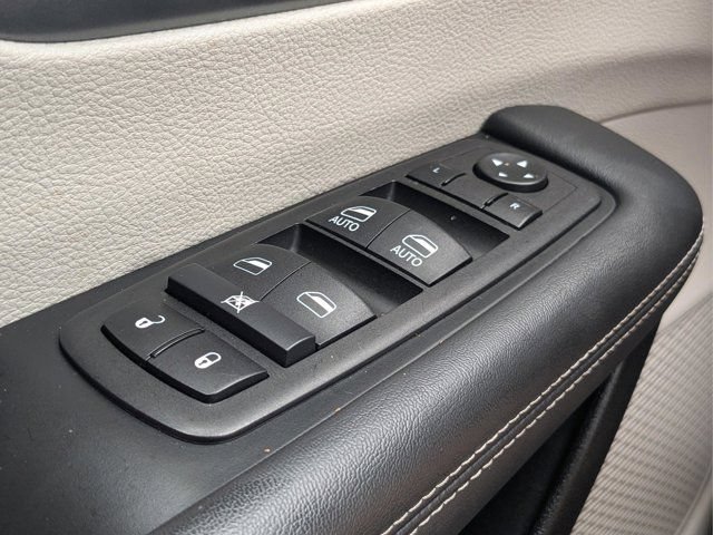 Used 2024 Chrysler Pacifica Touring-L FWD image 21