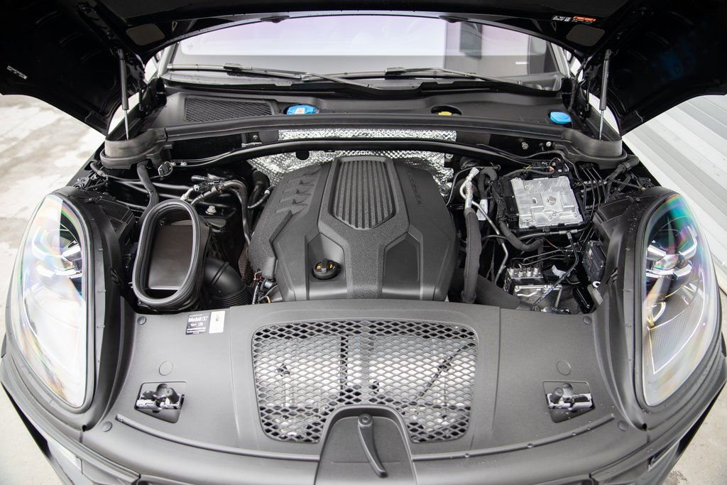 Certified 2025 Porsche Macan image 31