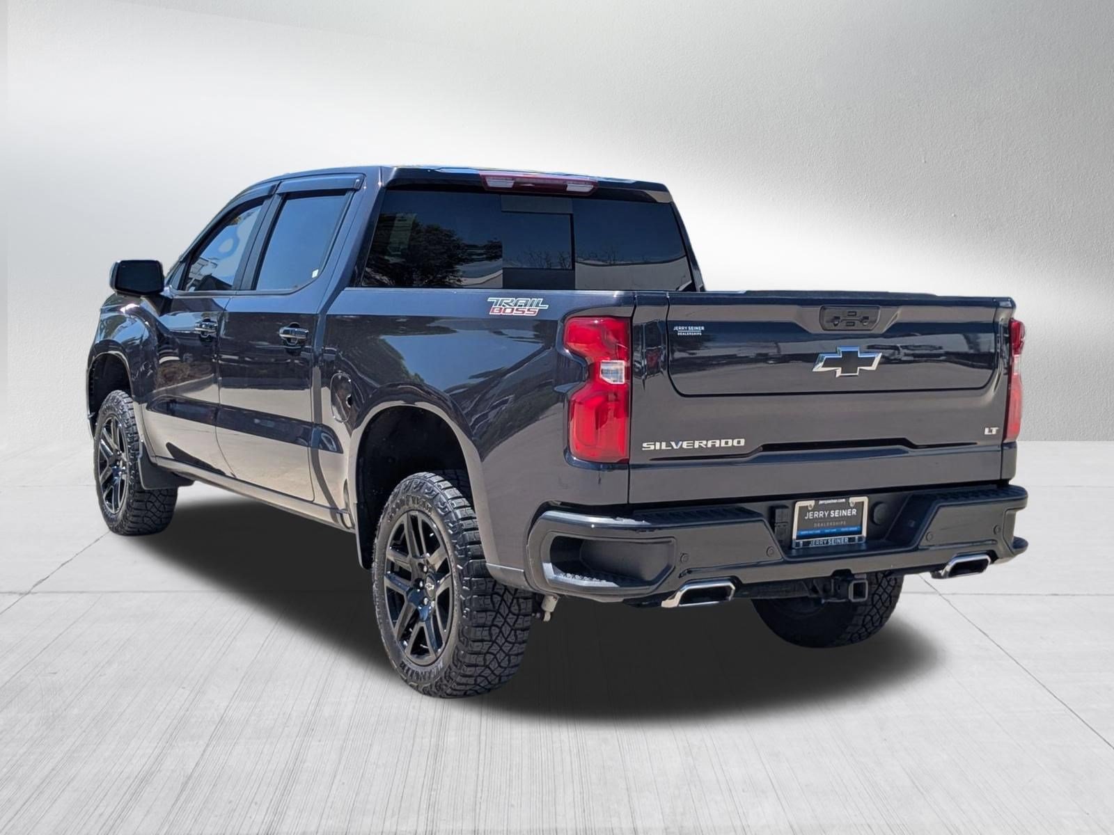 Used 2024 Chevrolet Silverado 1500 LT Trail Boss w/ LT Trail Boss Premium Package AWD/4WD image 3