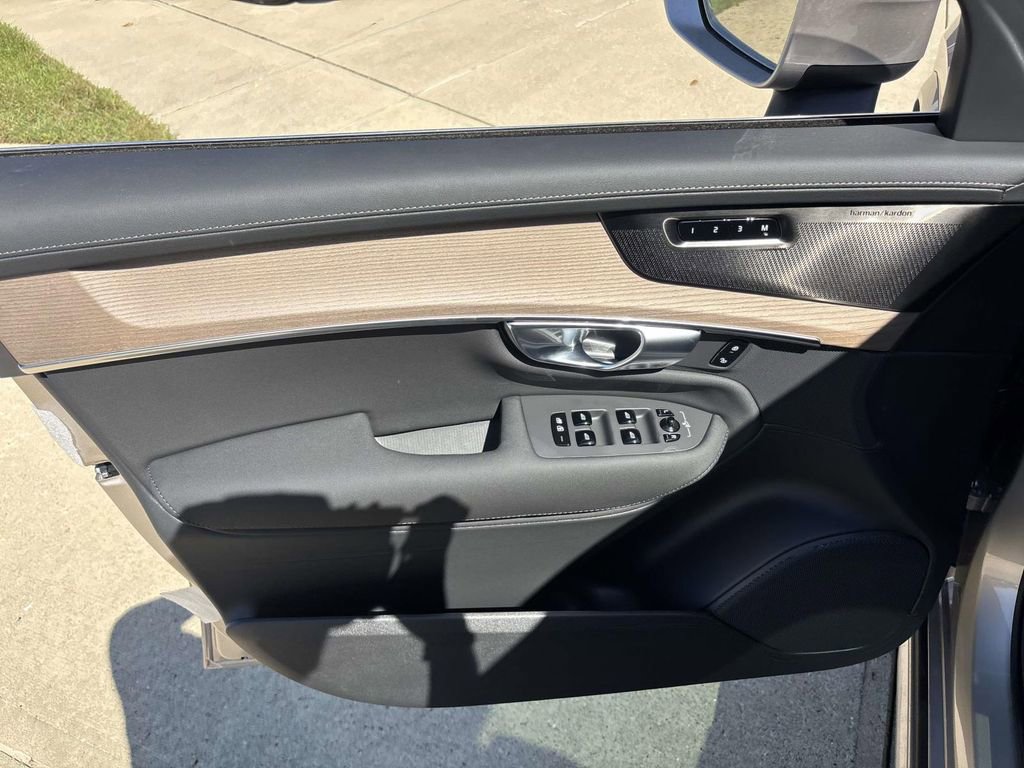 New 2026 Volvo XC90 B6 Plus w/ Protection Package Premier image 11