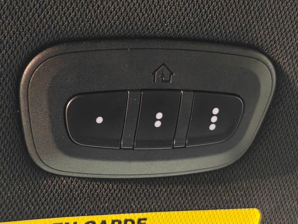 Used 2025 Chrysler Pacifica Select image 11