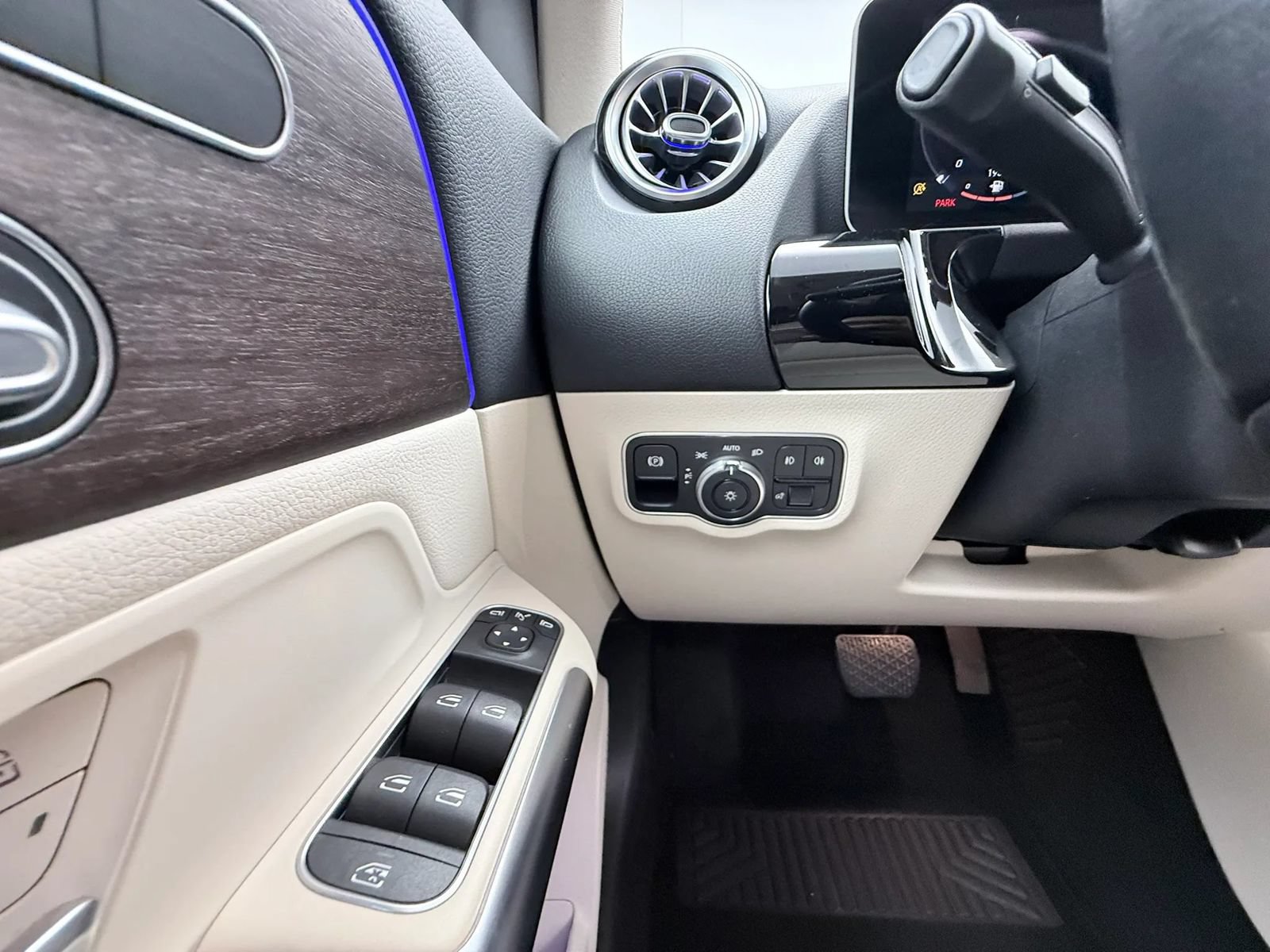 Used 2021 Mercedes-Benz GLA 250 4MATIC w/ Premium Package image 29