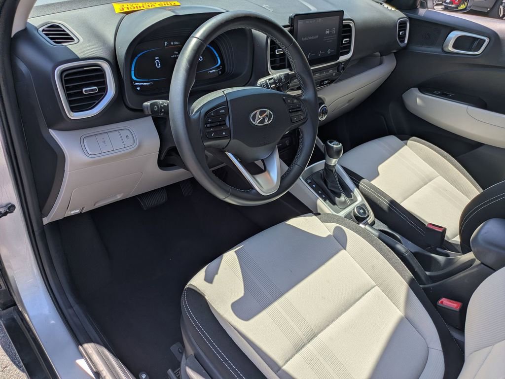 Used 2025 Hyundai Venue SEL FWD image 17