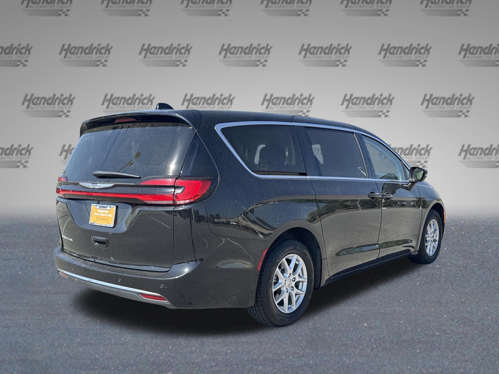 Used 2023 Chrysler Pacifica Touring-L FWD image 9