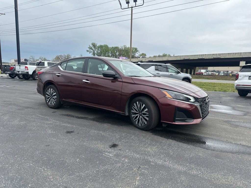 Used 2025 Nissan Altima 2.5 SV AWD/4WD image 2