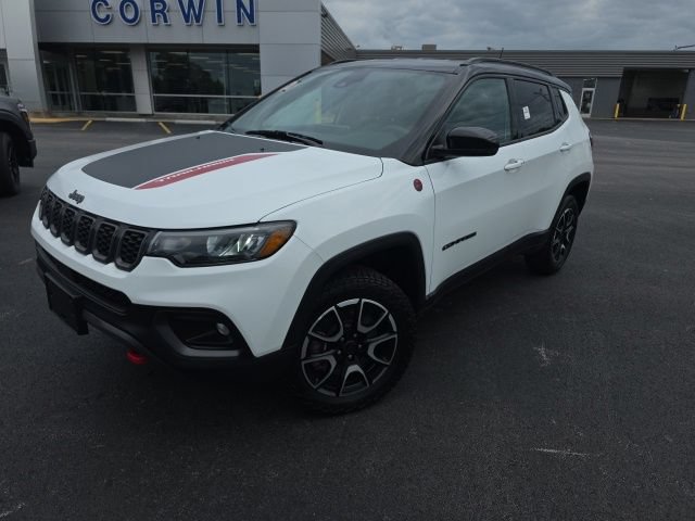 Used 2025 Jeep Compass Trailhawk AWD/4WD image 1