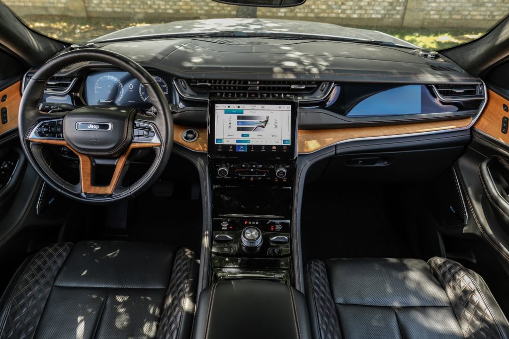 Used 2023 Jeep Grand Cherokee L Summit image 5