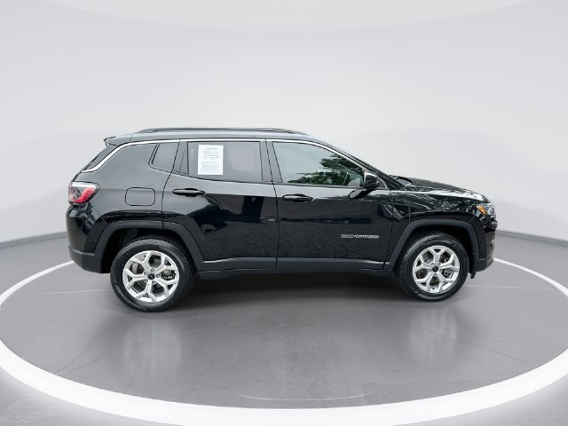 Used 2025 Jeep Compass Latitude AWD/4WD image 9