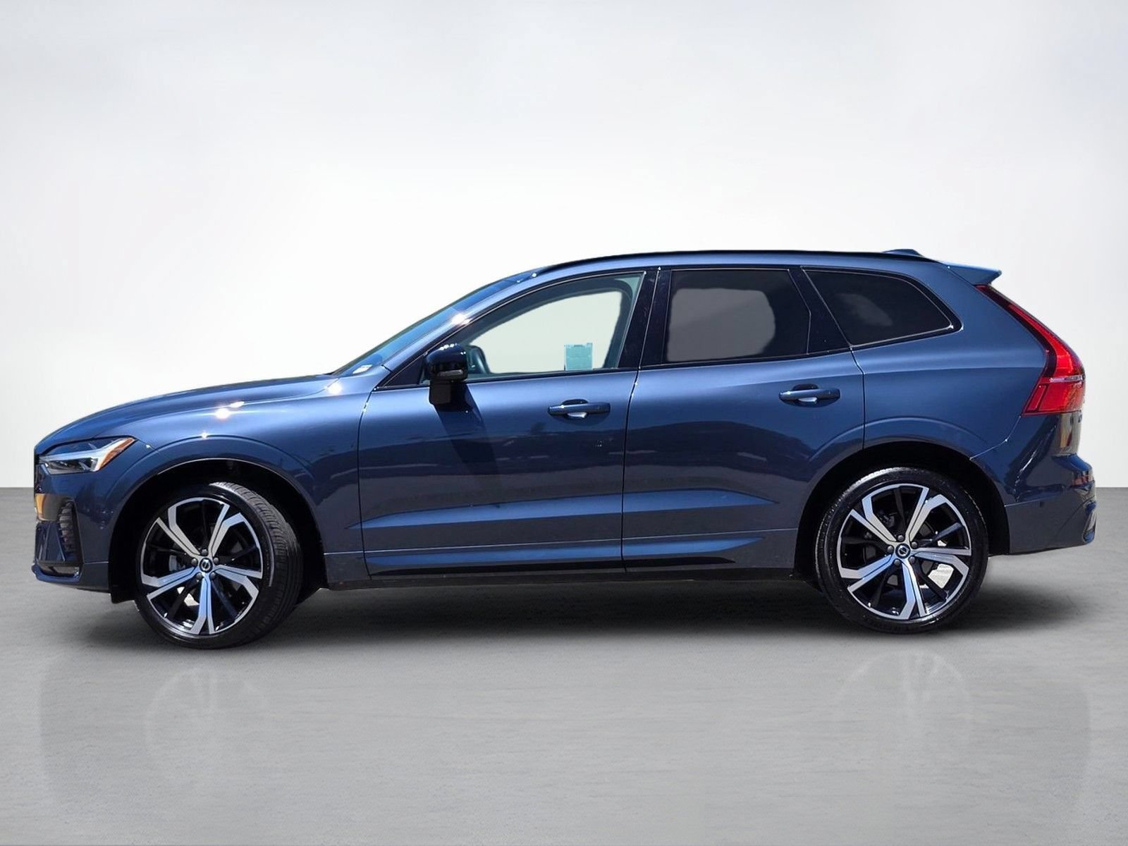 Used 2023 Volvo XC60 B5 Ultimate w/ Climate Package FWD image 4