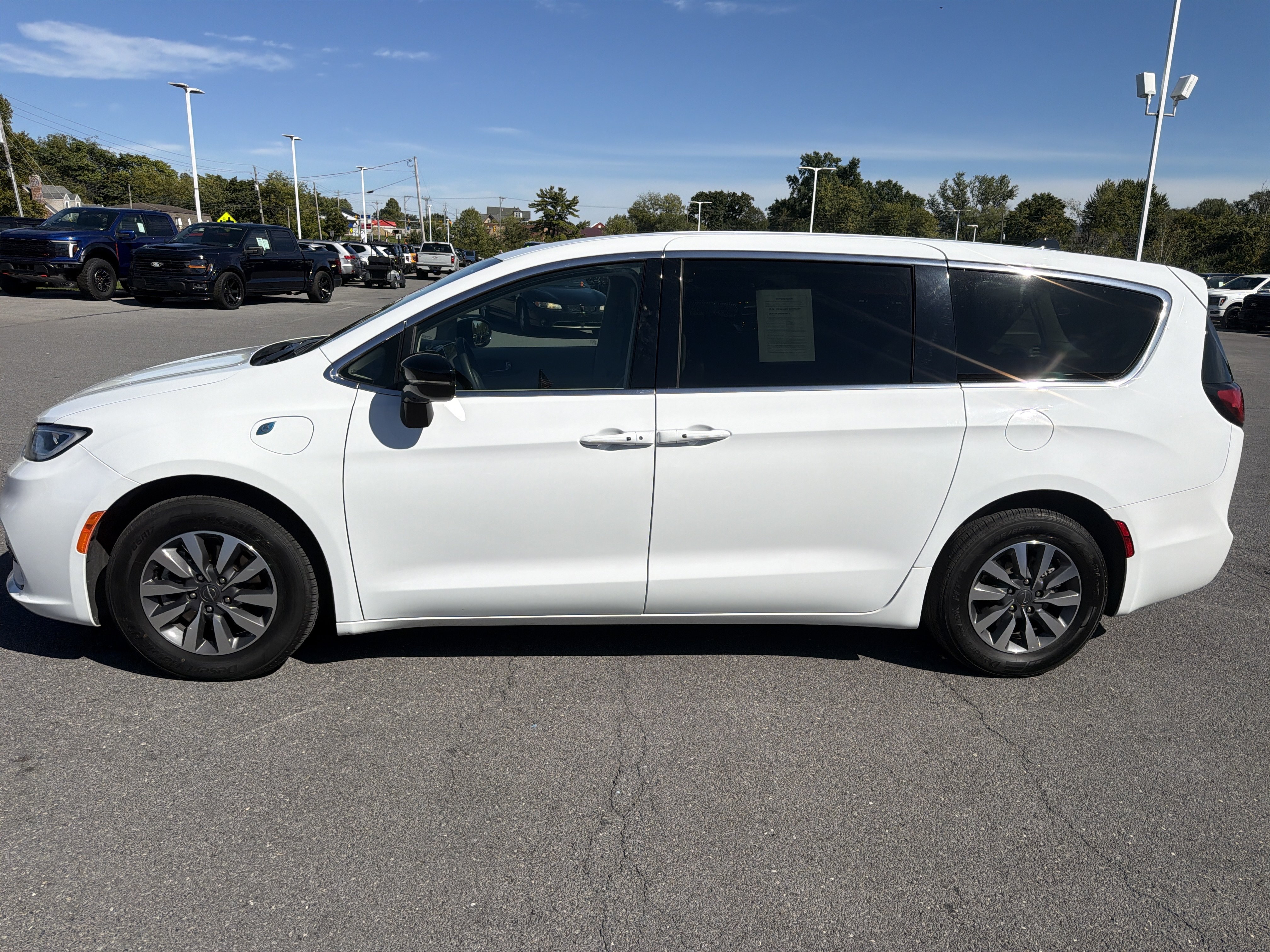 Used 2024 Chrysler Pacifica Limited FWD image 7