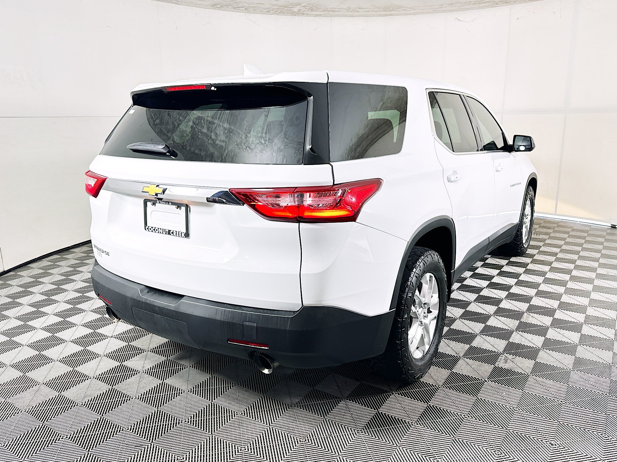 Used 2021 Chevrolet Traverse LS FWD image 3