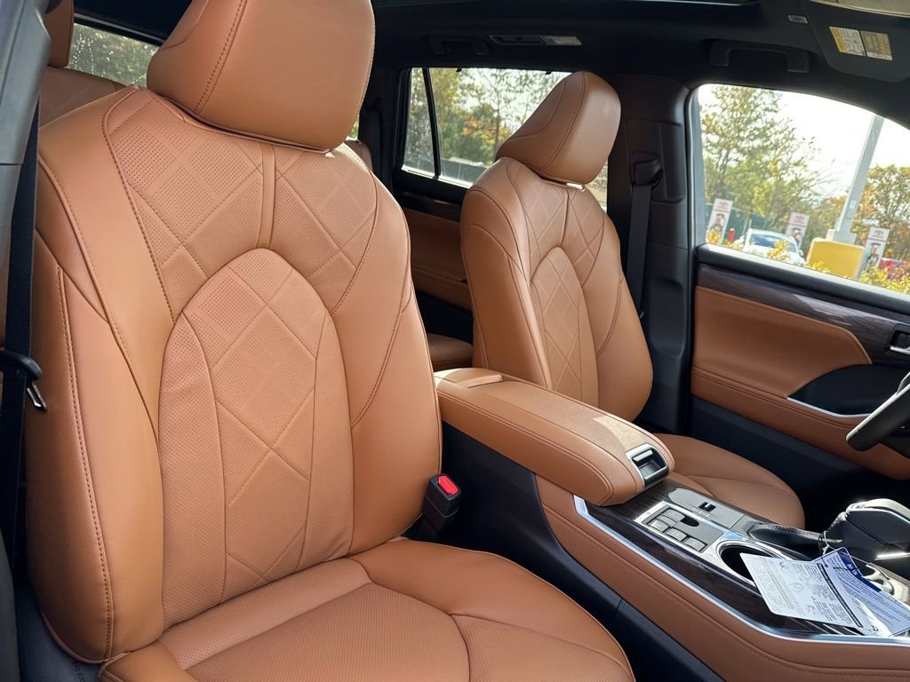 New 2025 Toyota Highlander Platinum image 14