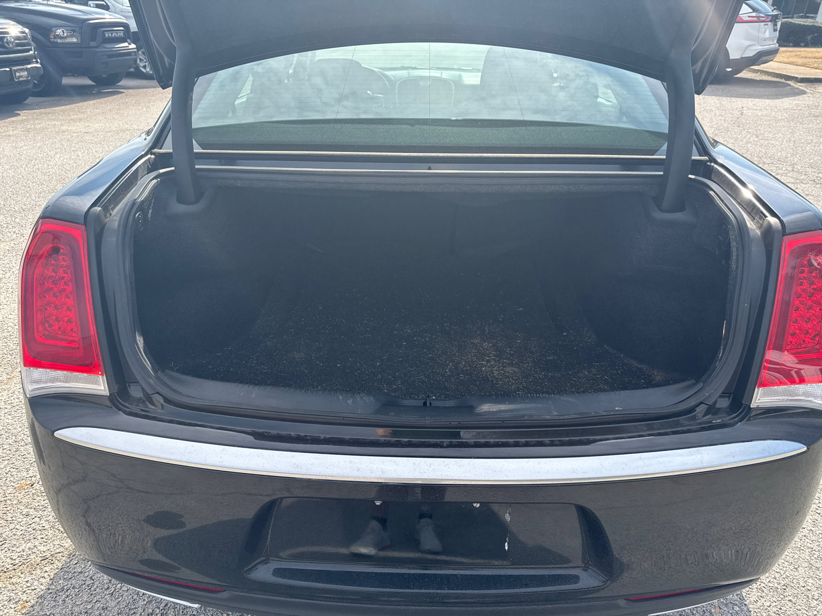 Used 2018 Chrysler 300 Touring w/ Chrome Appearance Package image 18