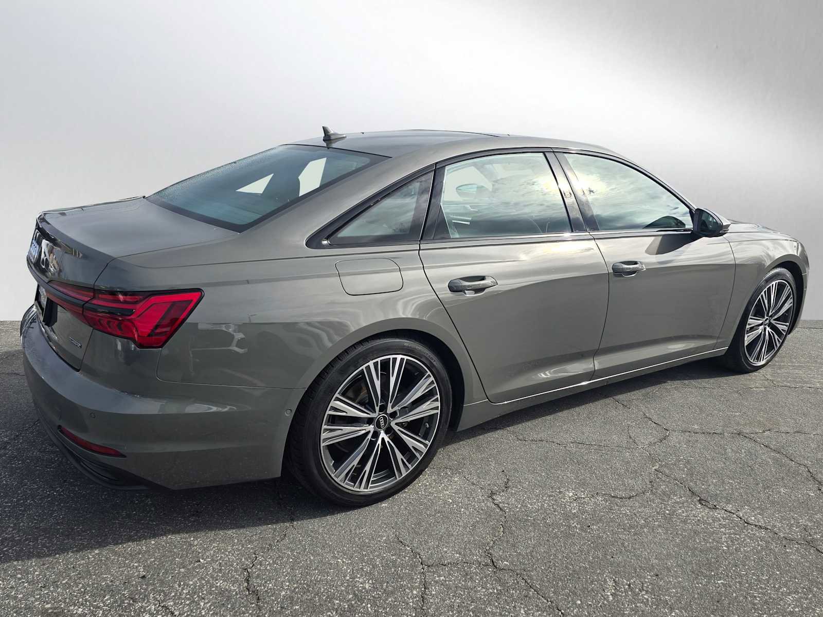 Used 2024 Audi A6 Premium Plus w/ Premium Plus Package image 3