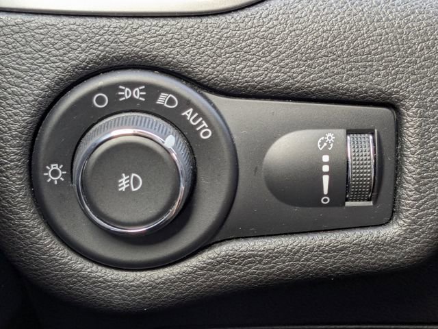 Used 2019 Jeep Cherokee Latitude w/ Popular Appearance Group FWD image 31