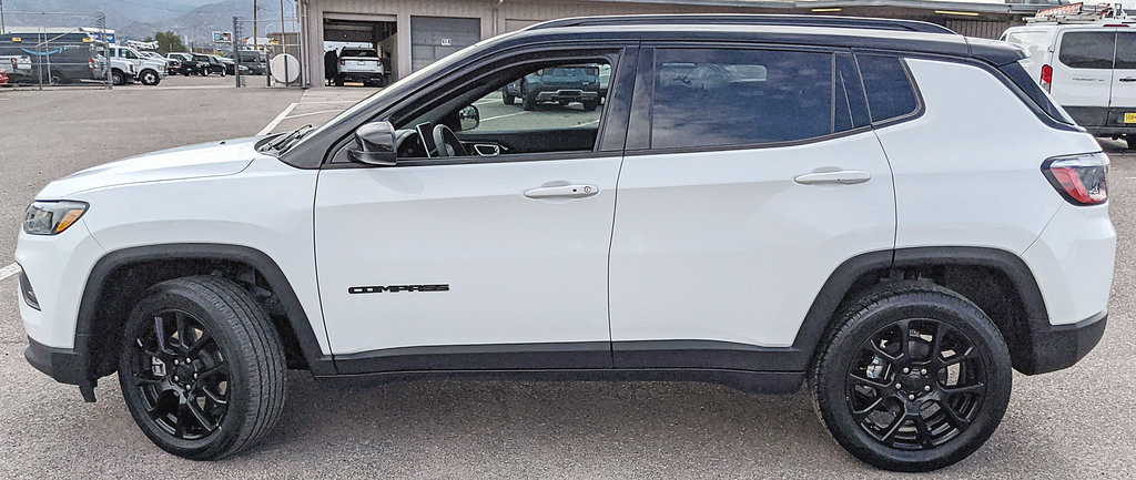 Used 2023 Jeep Compass Latitude AWD/4WD image 5