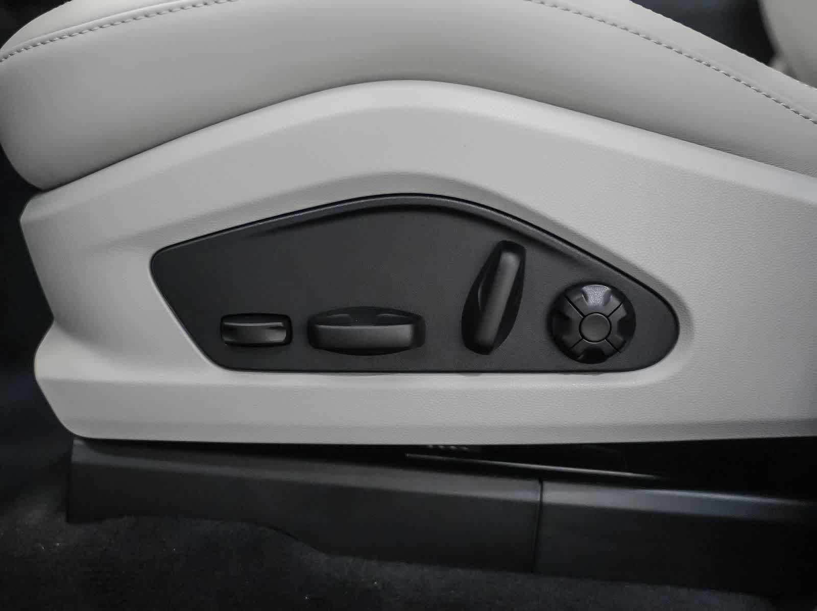 New 2026 Porsche Macan Turbo Electric AWD/4WD image 26