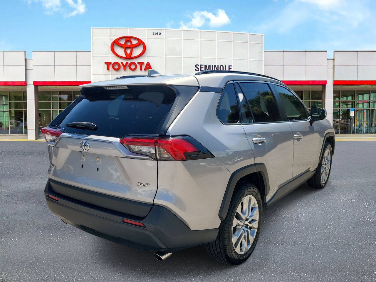 Used 2019 Toyota RAV4 XLE Premium w/ Cold Weather Package FWD image 4