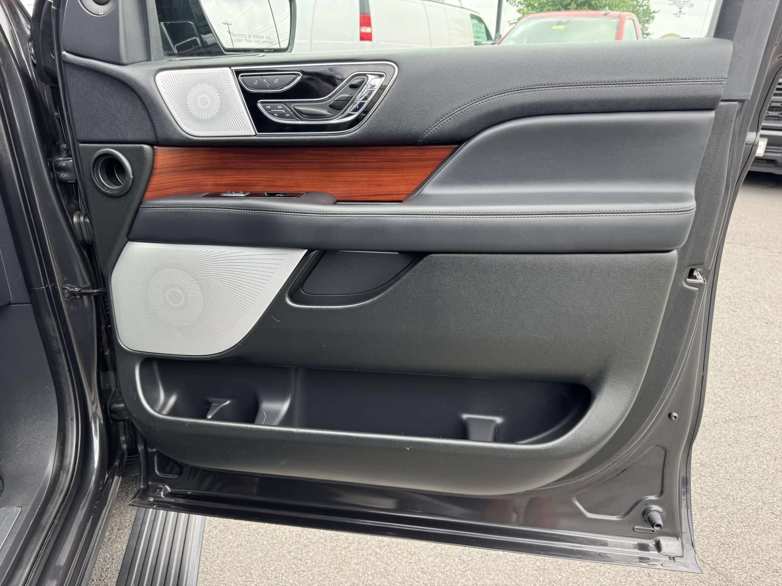 Used 2022 Lincoln Navigator Reserve AWD/4WD image 30