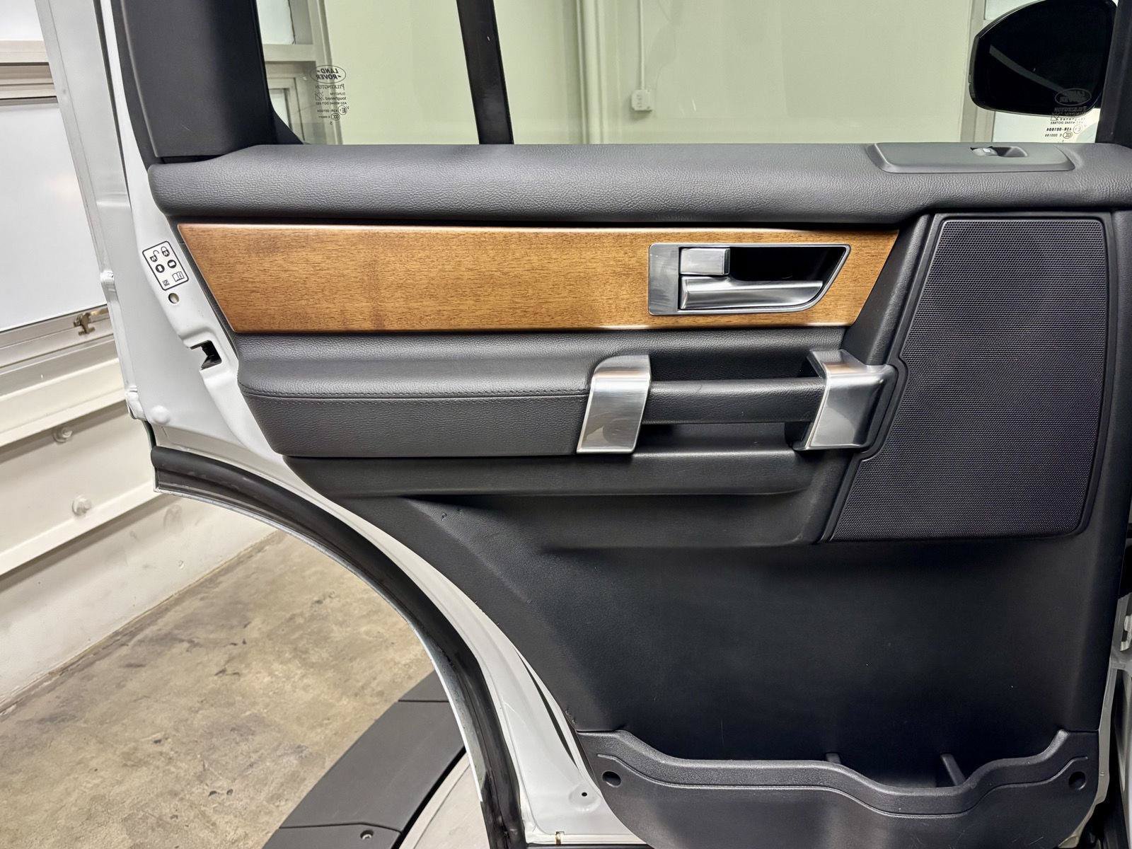 Used 2016 Land Rover LR4 AWD/4WD image 17