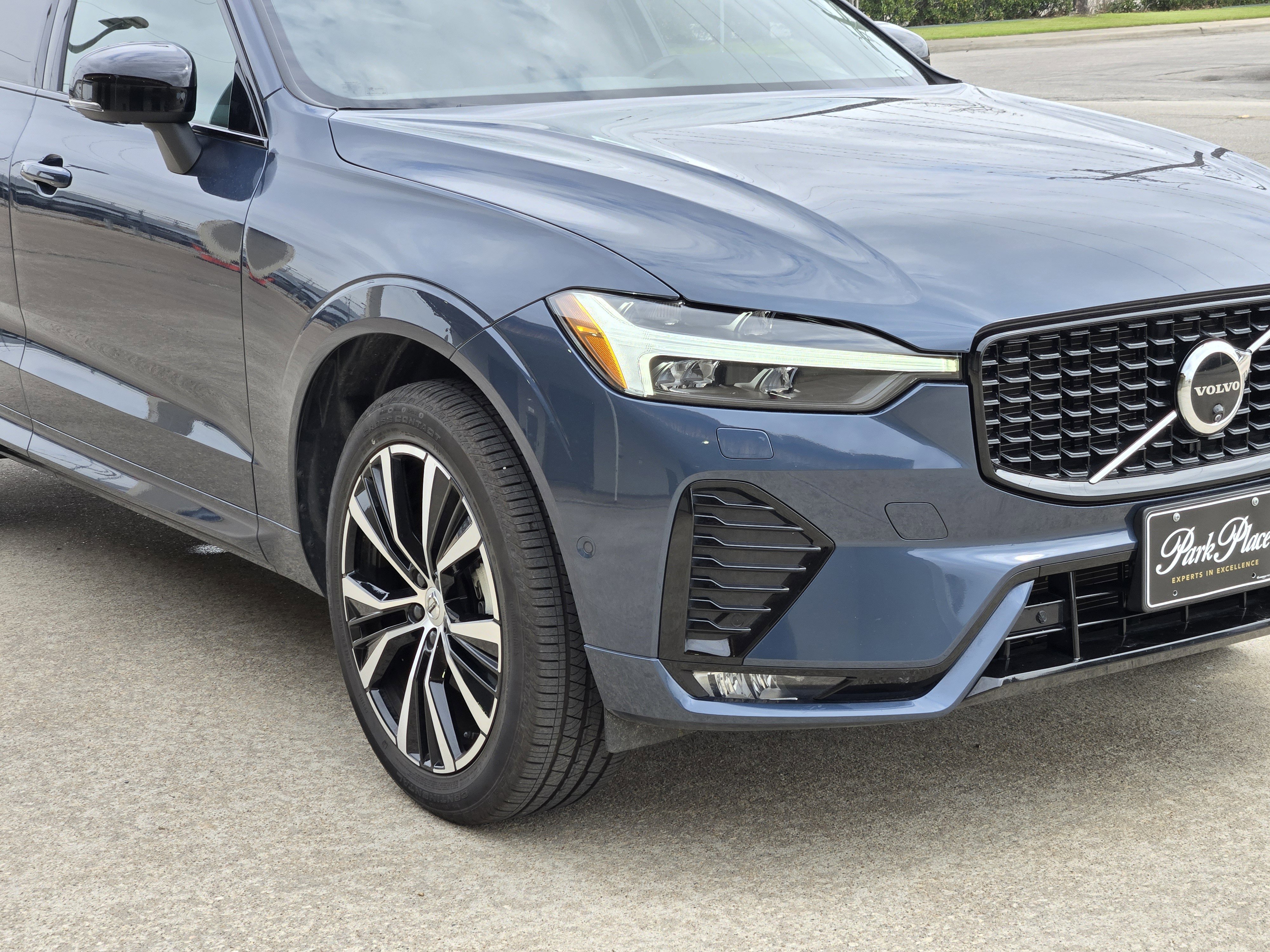 Used 2025 Volvo XC60 B5 Plus image 11
