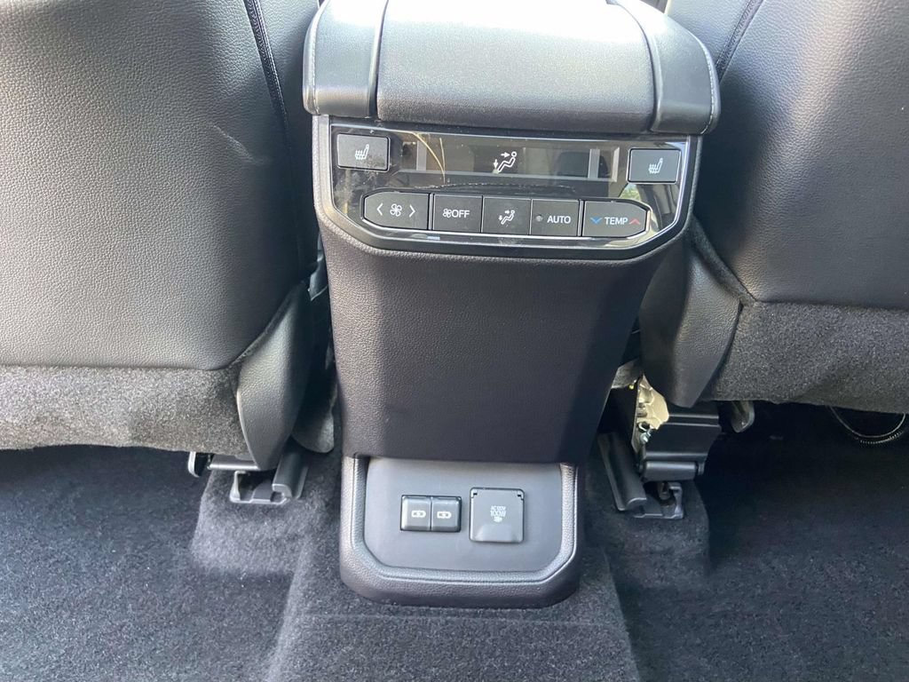 Used 2025 Toyota Highlander Platinum AWD/4WD image 19